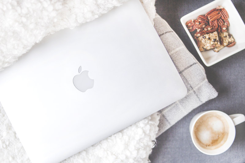 MacBook和零食的平面摄影|MacBook,Muesli酒吧,坚果,山核桃,技术,杯子,毛巾,笔记本电脑,零食,食物,饮料-海量高质量免版权图片素材-设计师素材-摄影图片-mitapix-美塔图像