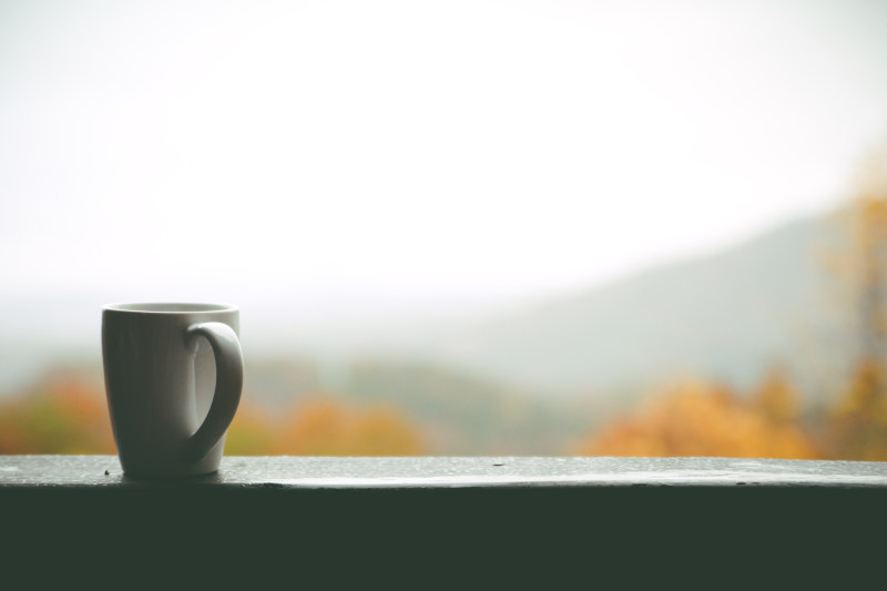 白天，白色杯子挂在窗户上，眺望远处的秋树和丘陵|大杯,杯子,饮料-海量高质量免版权图片素材-设计师素材-摄影图片-mitapix-美塔图像