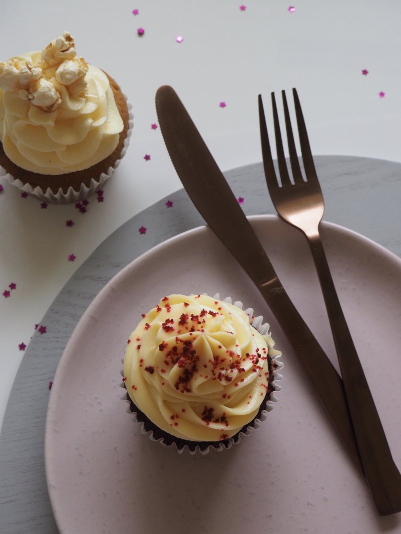 蛋糕旁边的刀和叉Cupcake Beside Knife and Fork|刀,叉,放纵,甜点,糕点,糖果,糖衣,纸杯蛋糕,美味的,闪闪发光的,食物,餐具-海量高质量免版权图片素材-设计师素材-摄影图片-mitapix-美塔图像