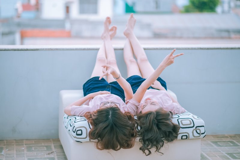 躺在白色床垫上的两个女人Two Women Lying on White Mattress|Cute,female,friends,friendship,fun,girls,lifestyle,People,women,Young,乐趣,人,友谊,可爱,女人,女孩,女性,年轻,朋友,生活方式-海量高质量免版权图片素材-设计师素材-摄影图片-mitapix-美塔图像