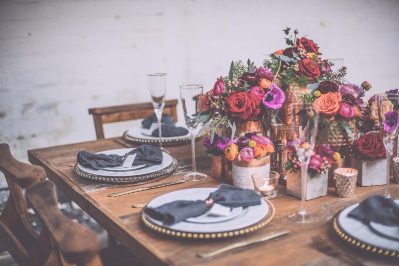 盘子和有足的眼镜在桌子上Plates And Footed Glasses On Table|植物区系,花,表,表设置,装饰,餐具-海量高质量免版权图片素材-设计师素材-摄影图片-mitapix-美塔图像