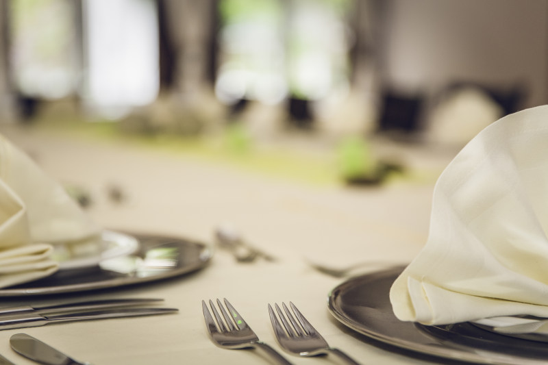 不锈钢勺子上的白色表覆盖板附近Stainless Steel Spoon on Top of White Table Cover Near Plate|刀,叉,晚餐,盘子,表,餐具-海量高质量免版权图片素材-设计师素材-摄影图片-mitapix-美塔图像