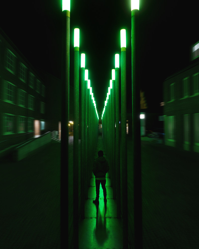 人站在绿色走廊点燃Person Standing On Green Lighted Hallway|人,怪异的,灯,路灯,黑暗-海量高质量免版权图片素材-设计师素材-摄影图片-mitapix-美塔图像