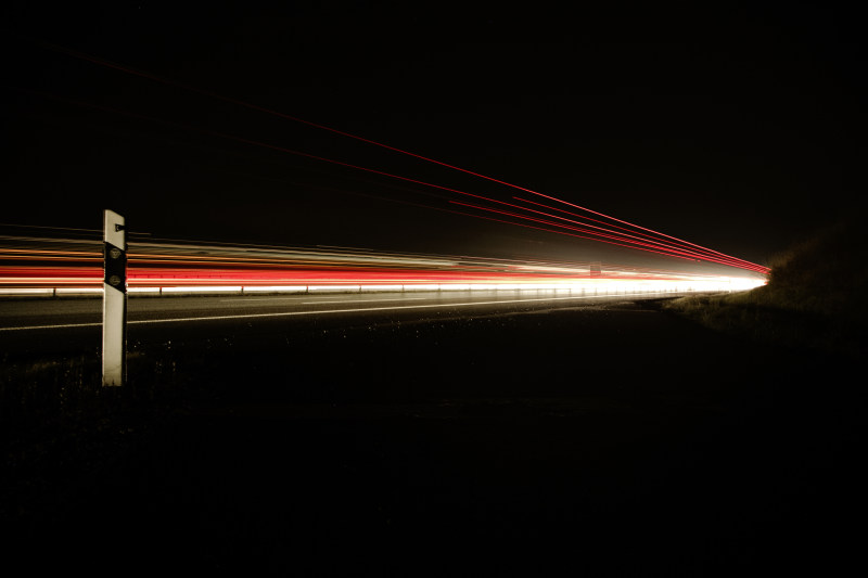 桥上车灯的夜景照片|亮条纹,夜间,火车,速度,长曝光,高速,黑暗-海量高质量免版权图片素材-设计师素材-摄影图片-mitapix-美塔图像