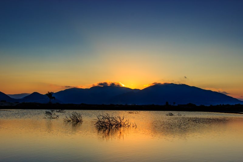 黎明黄昏|傍晚,反射,夏天,太阳,宁静,山,户外,旅行,日落,水,河流,海洋,湖,自然,阳光,雾,风景,黄昏,黎明-海量高质量免版权图片素材-设计师素材-摄影图片-mitapix-美塔图像