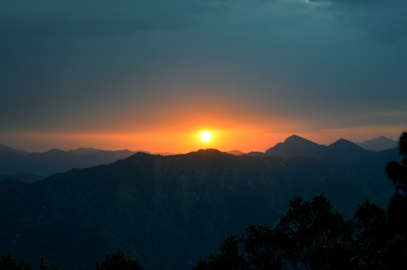 山在日落的照片Photo of Mountain during Sunset|Dawn,dusk,fog,foggy,golden sun,hazy,idyllic,landscape,Light,mist,misty,mountains,murky,outdoors,scenic,silhouette,Sky,sun,sunrise,sunset,tranquil,Travel,Trees,光,剪影,天空,太阳,宁静,山,户外,旅行,日出,日落,景区,景观,有雾,朦胧,树木,田园,金色的太阳,雾,黄昏,黎明,黑暗-海量高质量免版权图片素材-设计师素材-摄影图片-mitapix-美塔图像