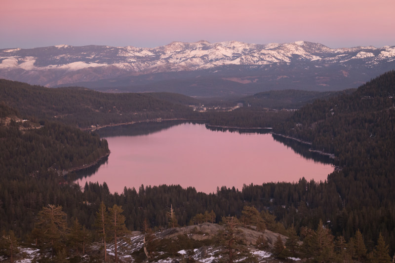 在黄金时段Aerial Photography of Lake Surrounded by Trees during Golden Hour|Dawn,evening sun,fall,fog,forest,high angle shot,hiking,Lake,landscape,mountain,outdoors,Reflection,scenic,snow,sunset,Travel,Trees,valley,Water,wood,傍晚的太阳,反射,山,山谷,户外,旅行,日落,景区,景观,木,树木,树木包围的湖的空中摄影水,森林,湖,秋天,远足,雪,雾,高角度拍摄,黎明-海量高质量免版权图片素材-设计师素材-摄影图片-mitapix-美塔图像