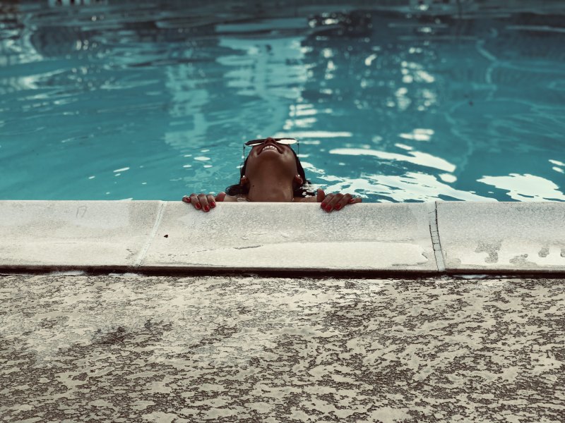 人在游泳池里查找Person Inside Swimming Pool Looking Up|Daylight,dug-out pool,enjoyment,fun,leisure,outdoors,person,pool,recreation,relaxation,resort,Smile,splash,summer,swimmer,swimming,swimming pool,Travel,tropical,turquoise,vacation,Water,wet,woman,乐趣,享受,人,休闲,假期,启动画面,夏季,女人,娱乐,度假村,微笑,户外,挖出池,放松,旅行,水,池,游泳,游泳池,湿,热带,白天,绿松石-海量高质量免版权图片素材-设计师素材-摄影图片-mitapix-美塔图像