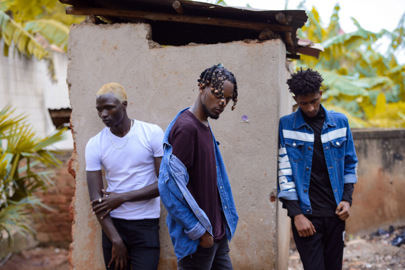 3个男人在白色和蓝色衬衫站在简陋3 Men in White and Blue Shirts Standing by the Shanty|Daylight,Fashion,fashionable,friends,group,hairstyle,men,model,outdoors,outfit,People,photoshoot,pose,shanty,Street,style,wear,人,发型,在户外,姿势,拍的,日光,时尚,朋友群体,服装,模型,流行,男人,穿,简陋,街道,风格-海量高质量免版权图片素材-设计师素材-摄影图片-mitapix-美塔图像