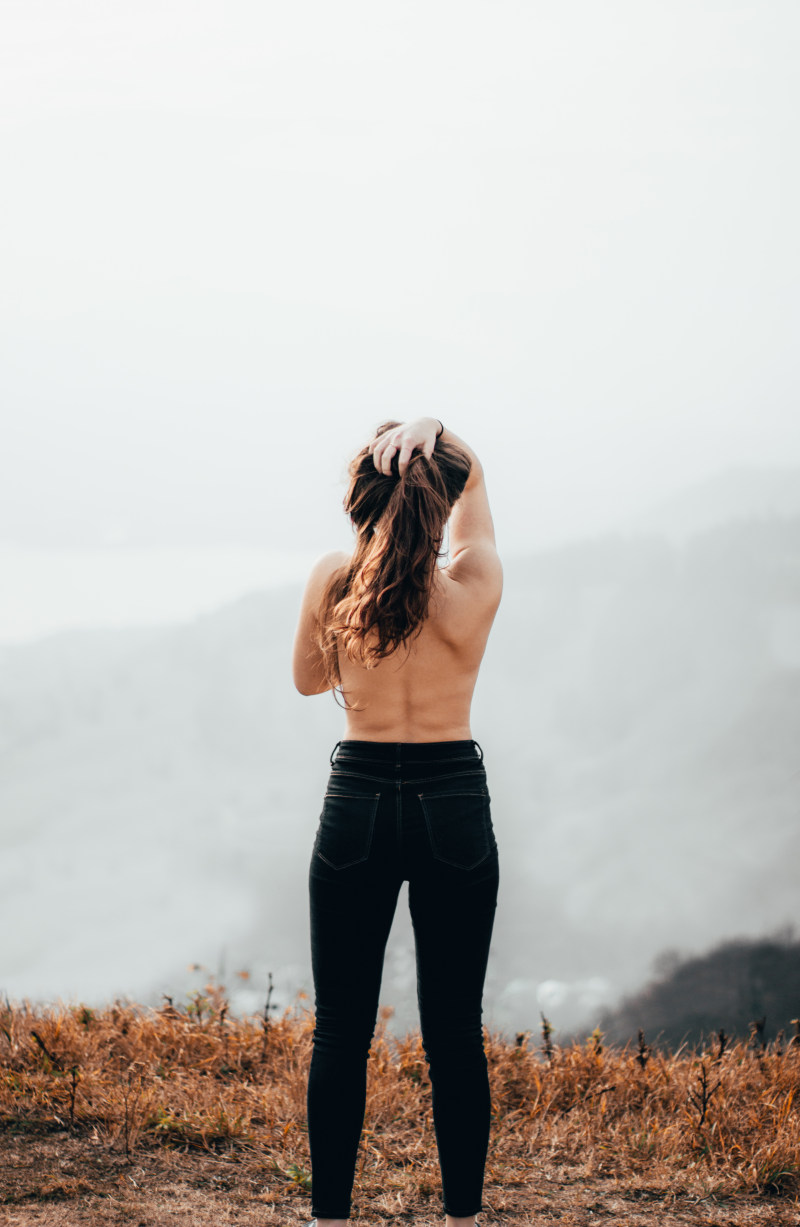 袒胸的女人站在草地上Topless Woman Standing on Grass Field|人,在户外,多雾的,女人,山,日光,时尚,景观,构成,模型,草,赤膊上阵-海量高质量免版权图片素材-设计师素材-摄影图片-mitapix-美塔图像