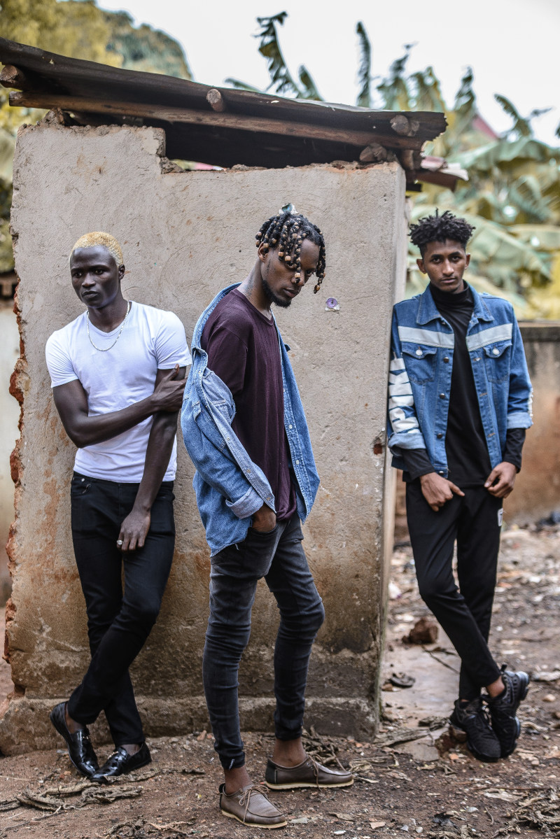 三个男人站在小屋Three Man Standing Near Shed|Daylight,Fashion,friends,group,hairstyle,men,model,outdoors,People,photoshoot,pose,Street,wear,人,发型,团体,在户外,姿势,拍的,日光,时尚,朋友,模型,男人,穿,街-海量高质量免版权图片素材-设计师素材-摄影图片-mitapix-美塔图像