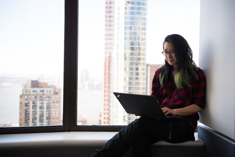 女人穿红色Elbow-sleeved衬衫和黑裤子坐在窗户旁边Woman Wearing Red Elbow-sleeved Shirt and Black Pants Sitting Beside Window|daytime,eyeglasses,facial expression,furniture,indoors,laptop,Office,person,room,sitting,Technology,windows,woman,work,working,Workspace,人,便携式计算机,办公室,在室内,坐在,女子,家具,工作,工作区,房间,技术,白天,眼镜,窗口,面部表情-海量高质量免版权图片素材-设计师素材-摄影图片-mitapix-美塔图像