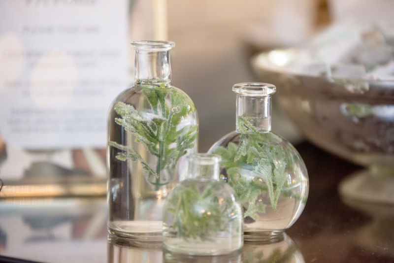 三个透明玻璃瓶子装满水Three Clear Glass Bottles Filled With Water|宏,玻璃,花瓶,装饰-海量高质量免版权图片素材-设计师素材-摄影图片-mitapix-美塔图像