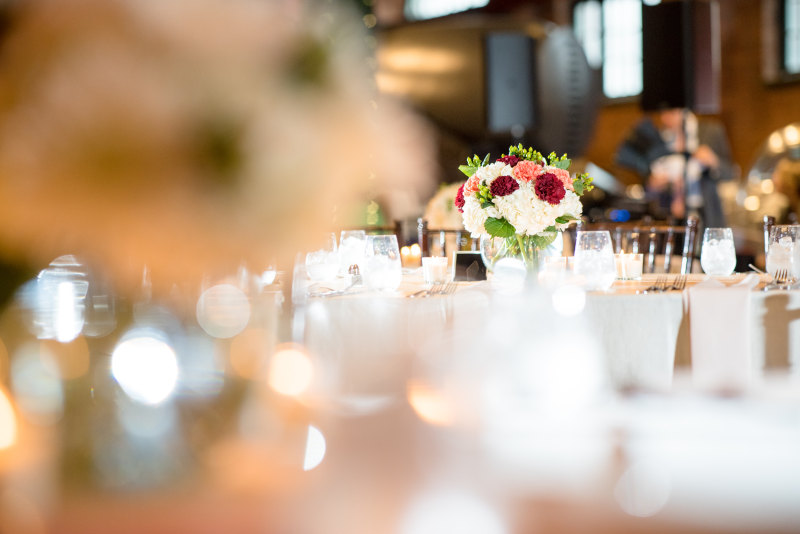 选择性美食的焦点Selective Focus Of Fine Dining|接待,插花,景深,花,表设置,餐厅-海量高质量免版权图片素材-设计师素材-摄影图片-mitapix-美塔图像