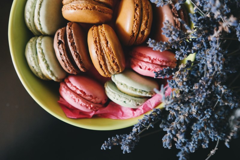 杏仁饼在碗里Macaroons in Bowl-dessert,food,macaroons,pastries,sweets,杏仁饼,甜点,糕点,糖果,食品-海量高质量免版权图片素材-设计师素材-摄影图片-mitapix-美塔图像