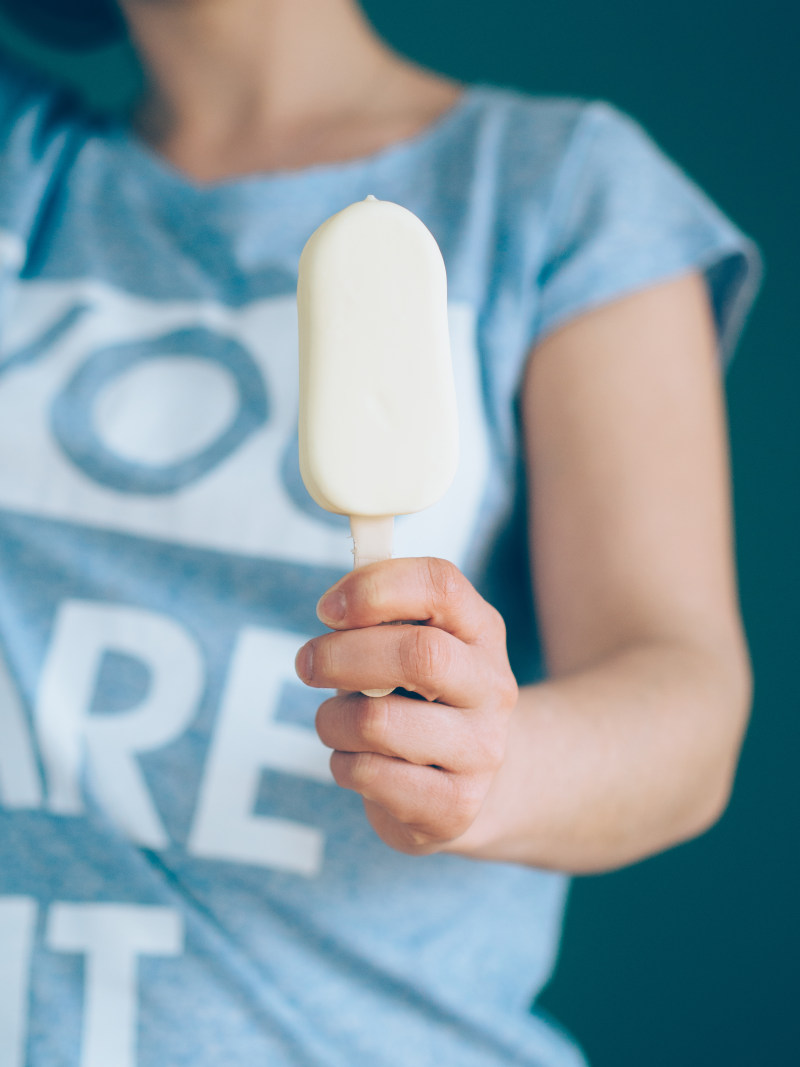 人拿着冰淇淋Person Holding Ice Cream|冰棒,冰淇淋,手,甜点,甜蜜的,美味的-海量高质量免版权图片素材-设计师素材-摄影图片-mitapix-美塔图像