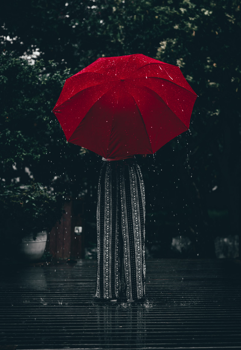 人站使用红色的伞Person Standing Using Red Umbrella|downpour,rain,raindrops,raining,rainy,red,red umbrella,storm,umbrella,Water,weather,wet,下雨,伞,倾盆大雨,天气,水,湿,红伞,红色,雨,雨滴,风暴-海量高质量免版权图片素材-设计师素材-摄影图片-mitapix-美塔图像