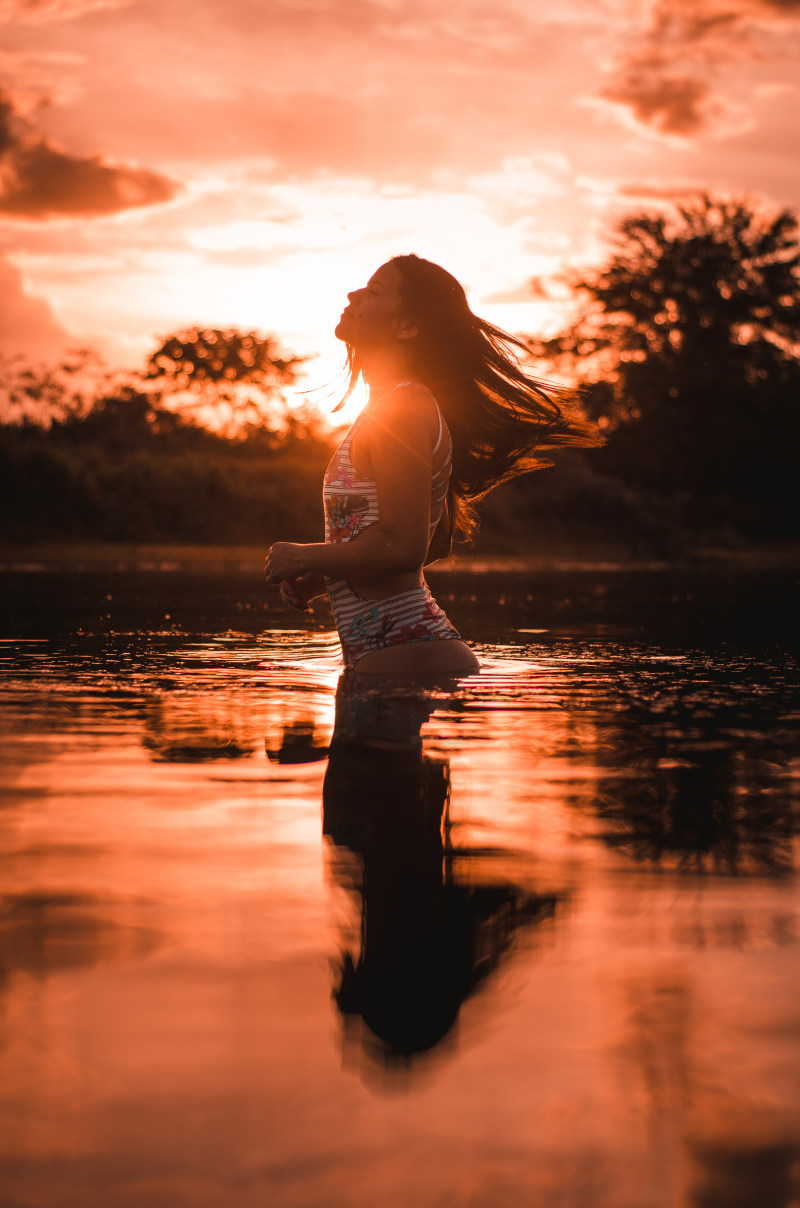 女人穿着条纹连体比基尼在游泳池Woman Wearing Striped Onepiece Bikini on Pool|dusk,environment,evening,evening sun,girl,horizon,Lake,landscape,nature,outdoors,person,Reflection,reflections,scenic,silhouette,Sky,sun,sunset,Trees,Water,woman,人,傍晚的太阳,剪影,反射,地平线,天空,太阳,女人,女孩,思考,户外,日落,晚上,景区,景观,树木,水,湖,环境,自然,黄昏-海量高质量免版权图片素材-设计师素材-摄影图片-mitapix-美塔图像