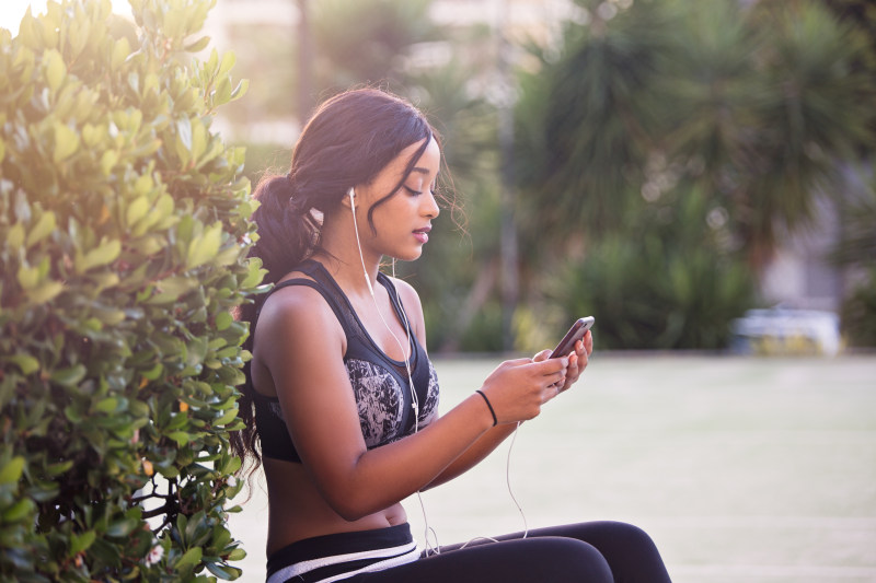 女人在黑色作物顶部举行智能手机Woman in Black Crop Top Holding Smartphone|enjoyment,facial expression,Fashion,fitness,fitness model,fun,girl,landscape,leisure,outdoors,Park,People,Portrait,recreation,relaxation,sports,summer,Travel,tree,woman,乐趣,享受,人,休闲,体育,健身,健身模型,公园,夏天,女人,女孩,娱乐,户外,放松,旅行,时尚,景观,树,肖像,面部表情-海量高质量免版权图片素材-设计师素材-摄影图片-mitapix-美塔图像