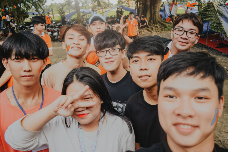 男人和女人有Groupie照片Men and Woman Having Groupie Photo|enjoyment,festival,friends,fun,group,group together,joy,outdoors,People,pose,recreation,Smile,together,乐趣,享受,人,团体,团结在一起,在一起,姿势,娱乐,微笑,户外,朋友,欢乐,节日-海量高质量免版权图片素材-设计师素材-摄影图片-mitapix-美塔图像