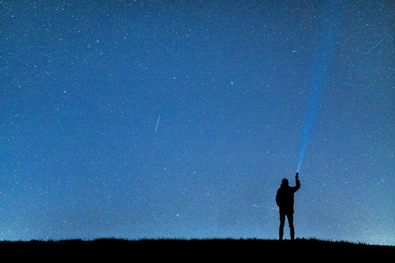 夜晚蓝天下的人影|人,人类,夜晚,夜空,天空,手电筒,探险,星星,星空,流星,轮廓,长期暴露-海量高质量免版权图片素材-设计师素材-摄影图片-mitapix-美塔图像