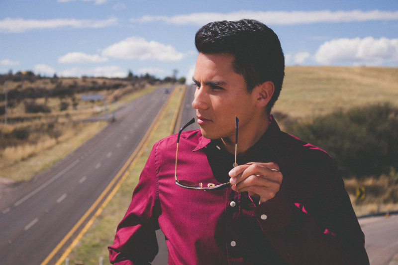 拿着太阳镜的人站立近的路Man Holding Sunglasses Standing Near Road|eyewear,Fashion,fashionable,finelooking,goodlooking,guy,handsome,highway,male,Man,person,pose,road,style,sunglasses,wear,人,太阳镜,好看,姿势,时兴,时尚,样式,男性,眼镜,穿戴,美丽,英俊,路,高速公路-海量高质量免版权图片素材-设计师素材-摄影图片-mitapix-美塔图像