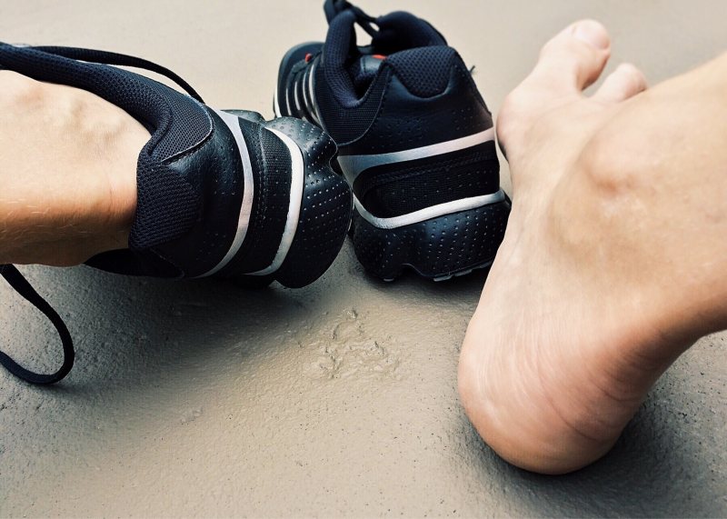 男人穿鞋的特写Close-up of Man Wearing Shoes|时尚,脚,运动鞋,鞋子-海量高质量免版权图片素材-设计师素材-摄影图片-mitapix-美塔图像