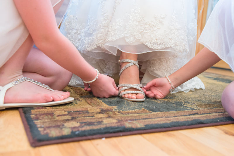 两人的特写摄影的新娘Close-up Photography of Two Person With the Bride|人,休闲,在室内,地毯,女性,婚姻,婚礼,时尚,木,白色的,穿,结婚礼服,脚,豪华的,鞋子,高跟鞋-海量高质量免版权图片素材-设计师素材-摄影图片-mitapix-美塔图像