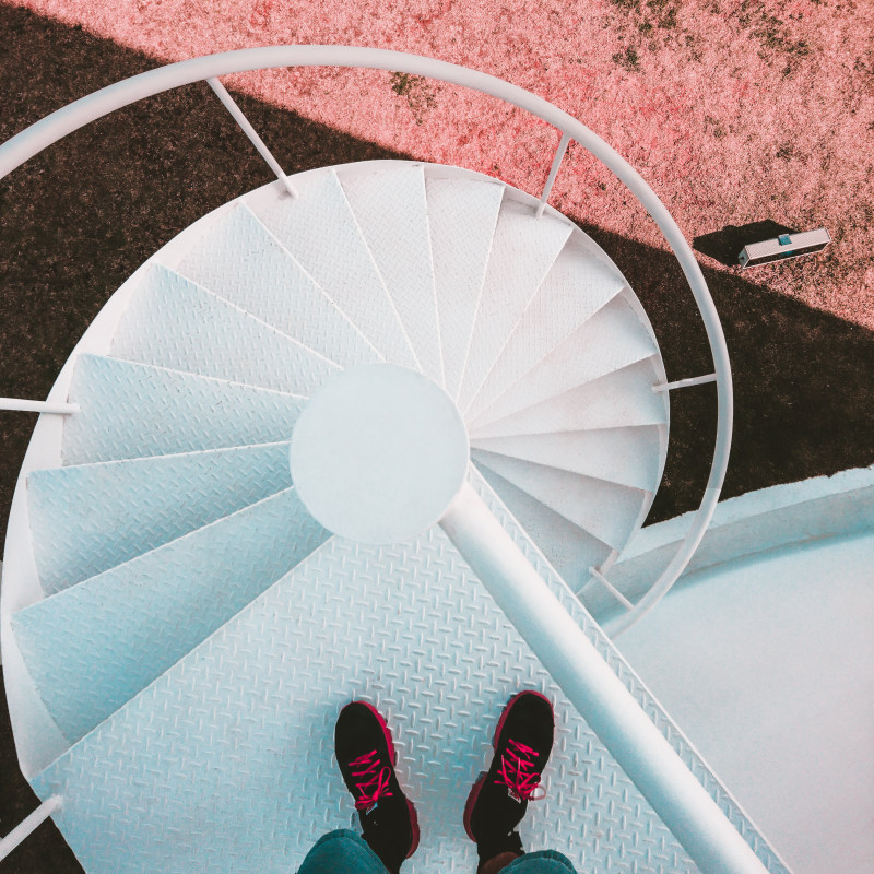 螺旋楼梯Spiral Staircase-feet,footwear,Shoes,sneakers,spiral staircase,staircase,stairs,楼梯,脚,螺旋楼梯,运动鞋,鞋-海量高质量免版权图片素材-设计师素材-摄影图片-mitapix-美塔图像