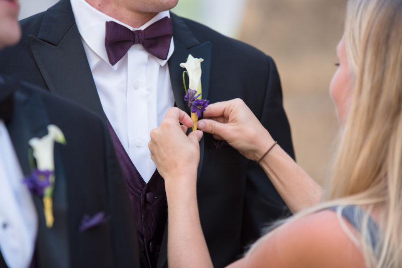 女人把花放在男人的西装Woman Putting Flower On Man’s Suit|　婚礼,修复,女人,手,植物区系,男人,穿,花-海量高质量免版权图片素材-设计师素材-摄影图片-mitapix-美塔图像