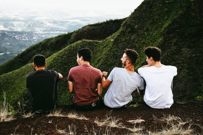 四名男子坐在地上Four Men Sitting On Ground|friends,friendship,group,mountain,outdoors,People,public domain images,人,公共领域图像,友谊,团体,山,户外,朋友-海量高质量免版权图片素材-设计师素材-摄影图片-mitapix-美塔图像