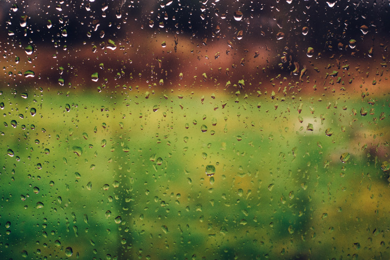 透明带雨滴的白色玻璃|水,玻璃,窗户,雨滴-海量高质量免版权图片素材-设计师素材-摄影图片-mitapix-美塔图像