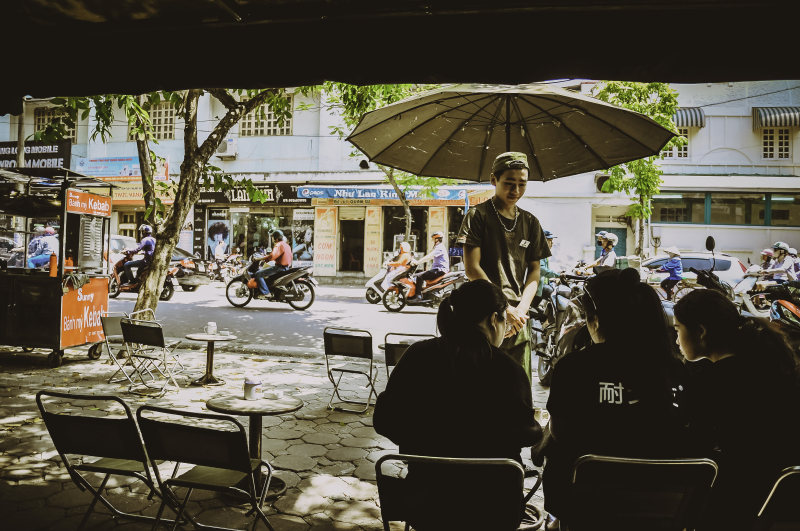 男子站在伞面对三个女人坐在椅子上Man Standing Beside Umbrella Facing Three Women Sitting On Chairs|Hanoi,Man,market,People,restaurant,service,Street,table,vietnam,人,人们,市场,服务,桌,河内,街道,越南,餐馆-海量高质量免版权图片素材-设计师素材-摄影图片-mitapix-美塔图像