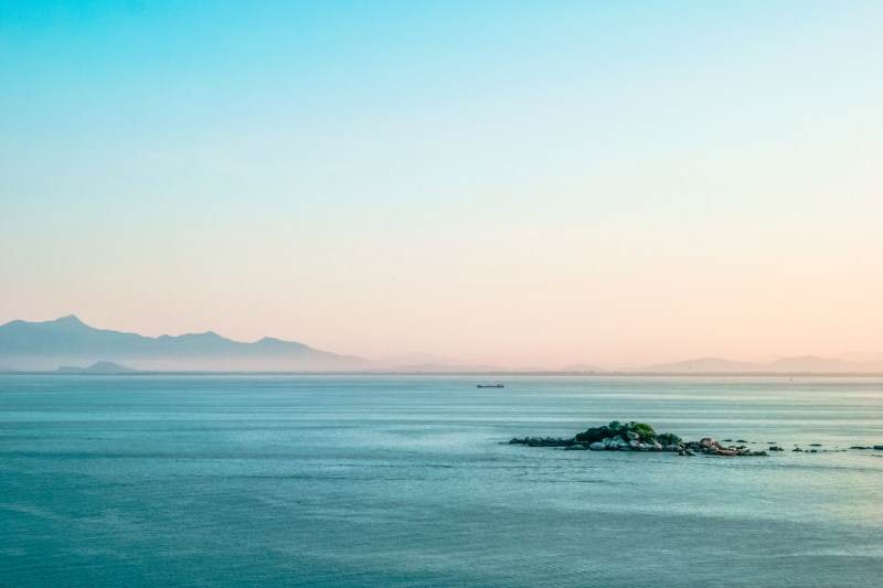 白天晴朗蓝天下的水体|大海,山脉,岛屿,水,海景,海洋,风景-海量高质量免版权图片素材-设计师素材-摄影图片-mitapix-美塔图像