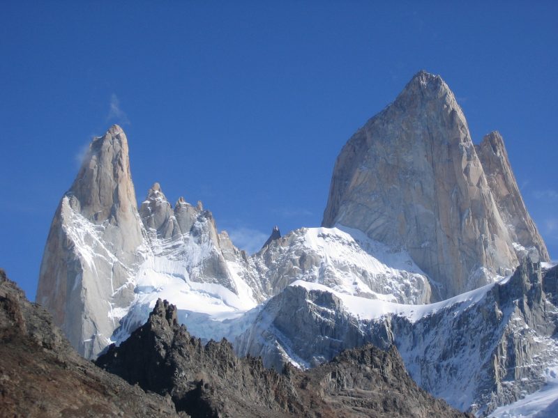 白山白云蓝天低角度摄影|山,自然,落基山脉,雪,风景-海量高质量免版权图片素材-设计师素材-摄影图片-mitapix-美塔图像