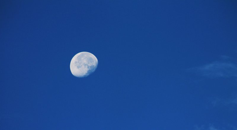 月圆时的蓝天|大自然,天空,月亮-海量高质量免版权图片素材-设计师素材-摄影图片-mitapix-美塔图像