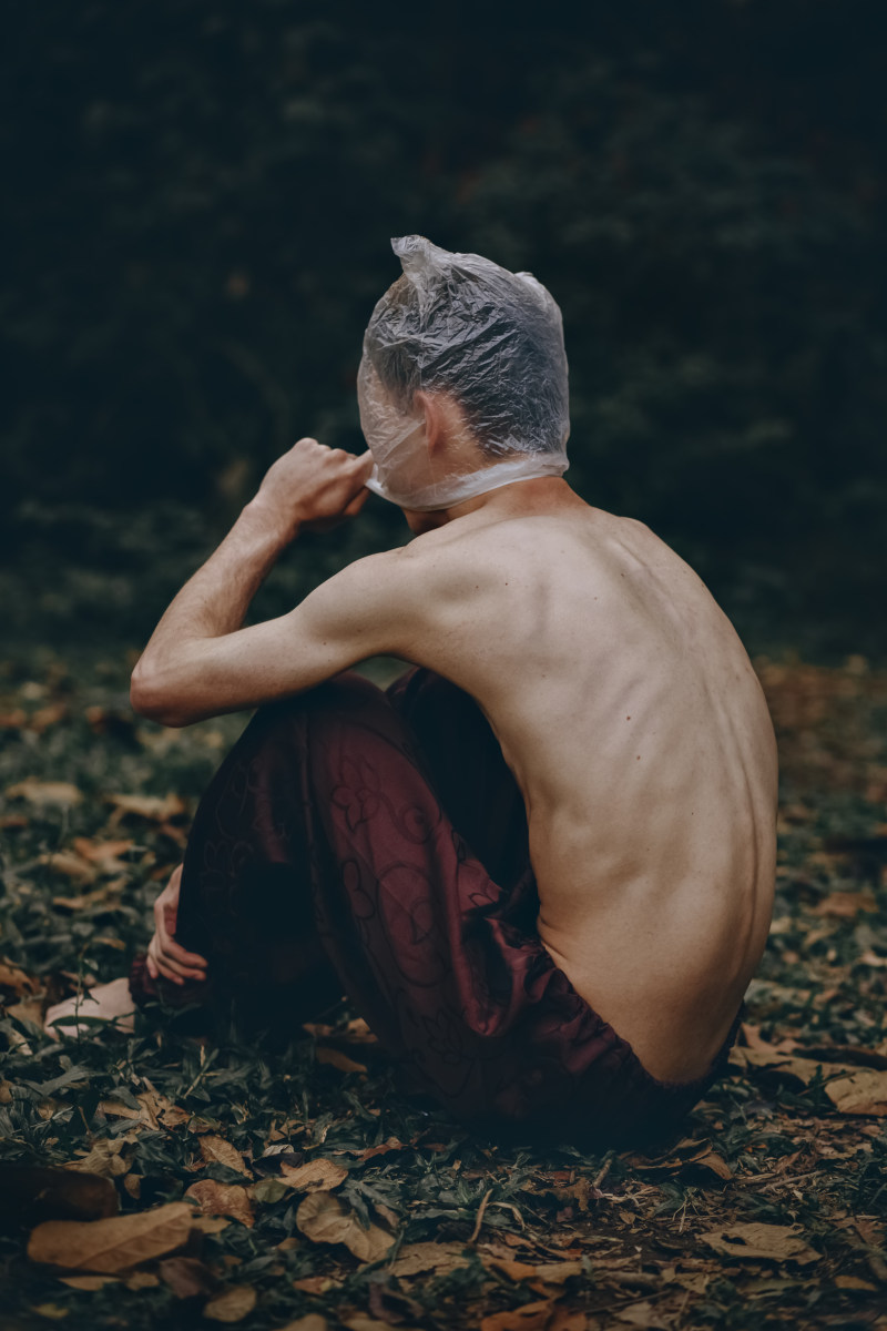 人坐在地上Man Sitting On Ground|人,木,男人,袒胸-海量高质量免版权图片素材-设计师素材-摄影图片-mitapix-美塔图像