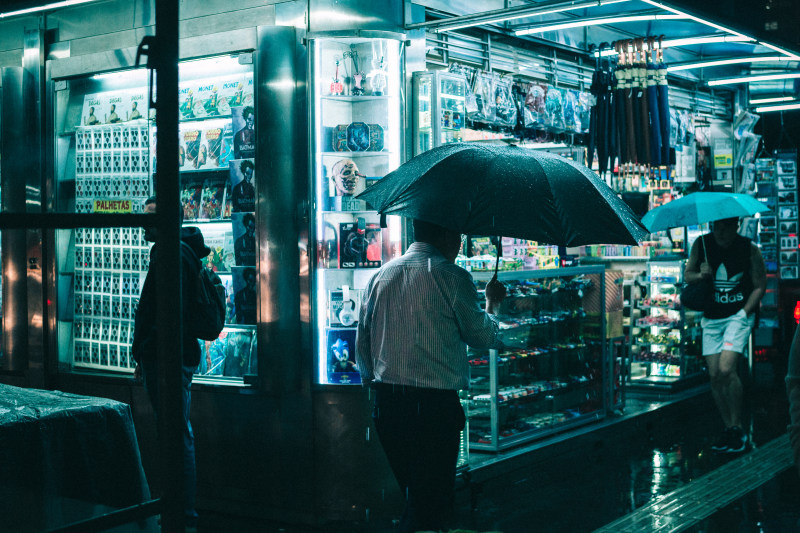 下雨, 人, 人行道|下雨,人,人行道,光,光线,商业,商店,商行,城市,市场,库存品,店铺,待售物品,成人,技术,晚上,晚间,服务,步行,湿,生产,股票,街,街道,购物,走路,轻的,销售,雨伞-海量高质量免版权图片素材-设计师素材-摄影图片-mitapix-美塔图像