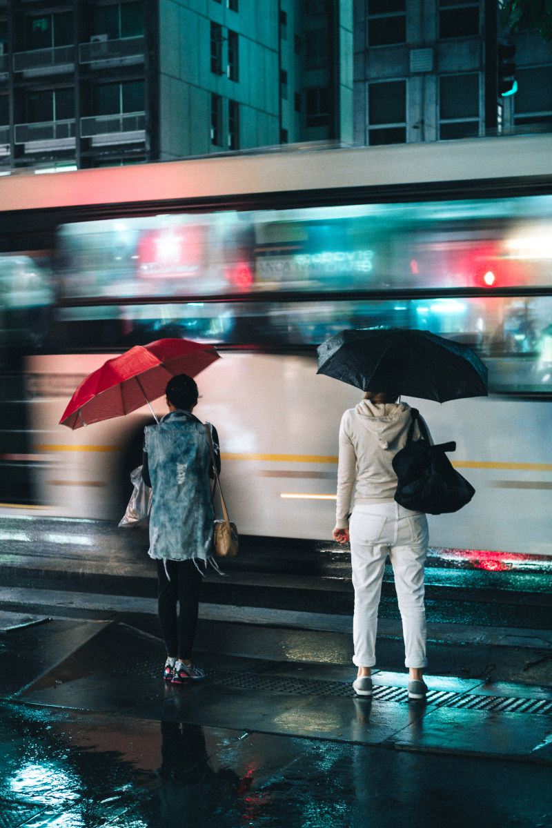 下雨, 交通系统, 人|下雨,交通系统,人,光,光线,公共交通工具,匆忙,反射,商业,城市,夜灯,女性,妇女,成人,旅行,晚上,晚间,模糊,水,湿,红伞,缩时影像,缩时影片,缩时拍摄,缩时摄影,行动,街,街道,赶时间,路,轻的,运动,运输系统,通勤者,道路,雨,雨伞,雨后,马路-海量高质量免版权图片素材-设计师素材-摄影图片-mitapix-美塔图像