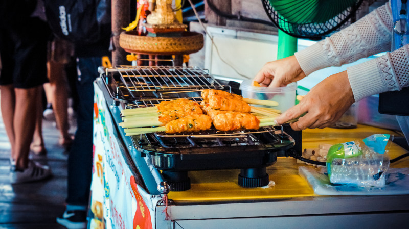 亚洲食品, 出售, 可口-亚洲食品,出售,卖东西,可口,可口的,商业,好吃的,市场,店,手,沙爹,烤,烤架,烤肉,烤肉串,烤肉架,烧烤,烧烤工具,烧烤架,热,烹饪,猪肉,电烤架,美味,美味的,肉,贩卖,车用散热器,食品摄影,食物-海量高质量免版权图片素材-设计师素材-摄影图片-mitapix-美塔图像