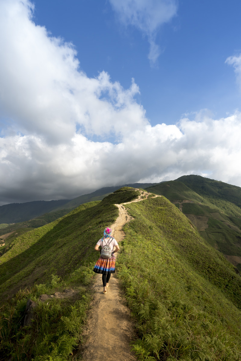 走在领域的人|云,人,休闲,冒险,夏季,夏时制,天空,娱乐,山,徒步旅行,性质,户外,旅行,景区,景观,步行,环境,绿色,美丽,草,谷,路,风景,高角度拍摄-海量高质量免版权图片素材-设计师素材-摄影图片-mitapix-美塔图像