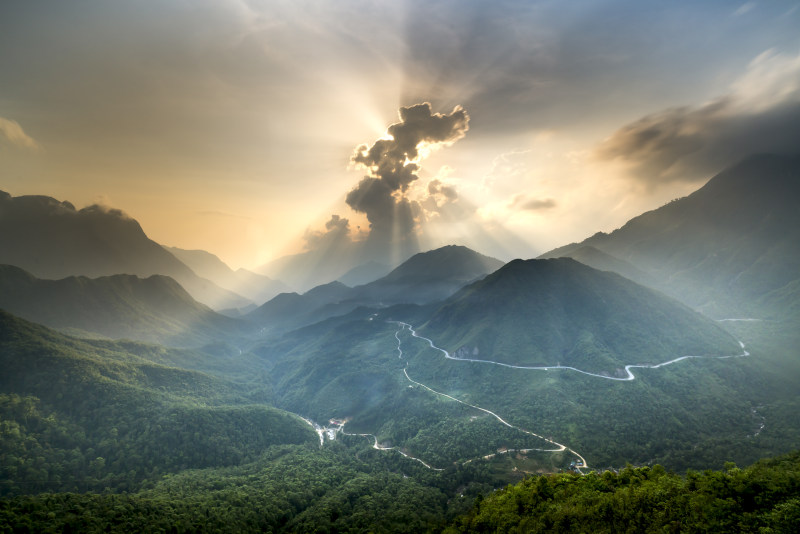 丘陵, 光, 光线|丘陵,云,光,光线,夏天,夏季,天性,天气,天空,太阳,山,山谷,性质,户外,旅行,无人空拍机,日光,日出,日落,晚间,景观,有雾,树木,森林,漂亮,环境,空中拍摄,空拍图,空拍影像,美丽,美景,背光,自然,草,薄雾,路,轻的,道路,阳光,雾,风景,马路,高角度拍摄,黎明-海量高质量免版权图片素材-设计师素材-摄影图片-mitapix-美塔图像