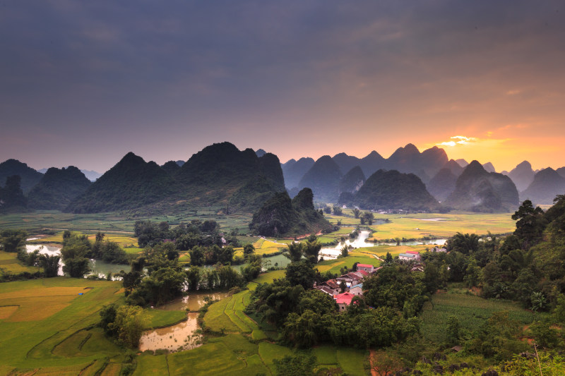 丘陵, 和平的, 坏心情|专注,丘陵,余辉,农地,农村,农田,和平的,坏心情,天性,天空,宁静,宁静的,山,山峰,山脉,平静的,心情低落,性质,日光,日出,日落,景观,树木,模糊,焦点,环境,田,田园,白天,绿色,美景,自然,自然摄影,运动场地,阳光,阴沉,风景,黄昏,黎明-海量高质量免版权图片素材-设计师素材-摄影图片-mitapix-美塔图像