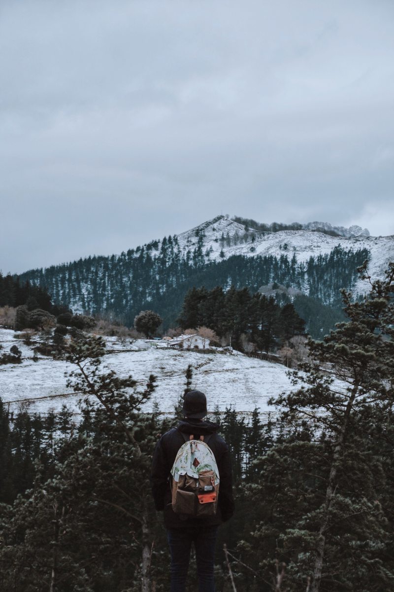 下雪的, 下雪的天气, 人|下雪的,下雪的天气,云,人,似雪,冒险,冬季,冬季景观,冰,冰河,冷,冷冰冰,冷冰的,冷冻,冻,冻结的,天性,天气,天空,娱乐,季节,寒冷的天气,山,很冷,徒步旅行,性质,成人,户外,摆姿势,旅行,日光,景观,有雪的,树木,树林,森林,水,消遣,湖,环境,登山远足,白天,白雪皑皑,白雪皑皑的山,美丽的景色,美景,自然,自然摄影,蓝天,蓝山,调味,阳光,阴暗的天空,雪,霜,风景,高,高度-海量高质量免版权图片素材-设计师素材-摄影图片-mitapix-美塔图像