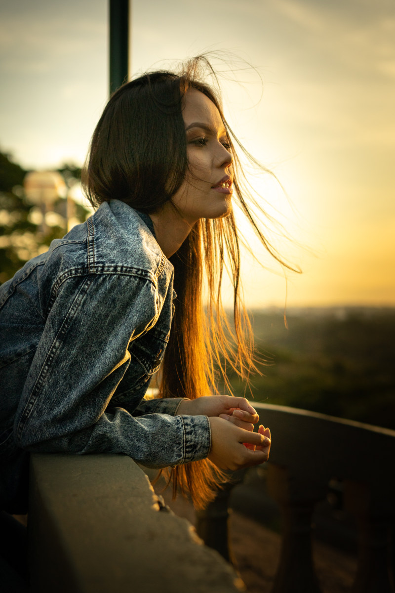 俯瞰, 倚, 咖啡色头发的女人|俯瞰,倚,咖啡色头发的女人,女人,思维,拍照片,摆姿势,日出,日落,深褐色头发的白人女子,漂亮,牛仔外套,石栏杆,美丽的女人,美女,黄昏,黎明,黑头发的妇女-海量高质量免版权图片素材-设计师素材-摄影图片-mitapix-美塔图像