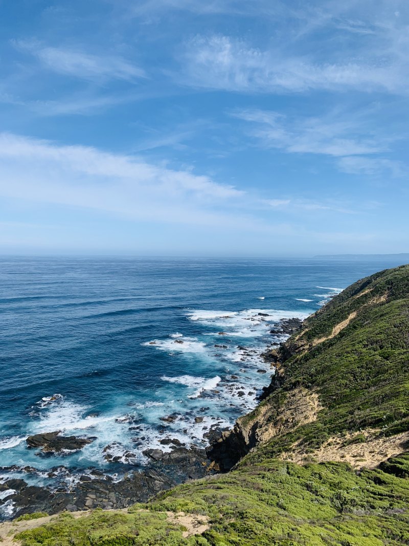 布朗和绿色山和水体风景照片|云,地平线,夏时制,多岩石的海岸,天空,山,岩层,岩石,岩石海岸,岸,悬崖,悬崖海岸,户外,旅游,景区,景观,水,波,洛基,海,海岸,海岸线,海景,海滨,海滩,海边,深海,环境,白天,石头,自然,草,蓝色,蓝色的天空,视线,阳光,阳光灿烂,风景-海量高质量免版权图片素材-设计师素材-摄影图片-mitapix-美塔图像