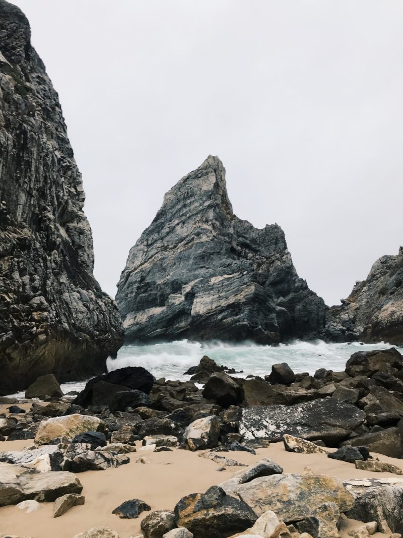 岩层摄影|侵蚀,地平线,地质形成,夏时制,多岩石的海岸,山,岩层,岩石,岩石海岸,岸,性质,悬崖,悬崖海岸,户外,景区,景观,水,沙,波,洛基,海岸,海岸线,海景,海滨,海滩,海边,环境,白天,石头,自然,蓝蓝的天空,视线,阳光,风光-海量高质量免版权图片素材-设计师素材-摄影图片-mitapix-美塔图像