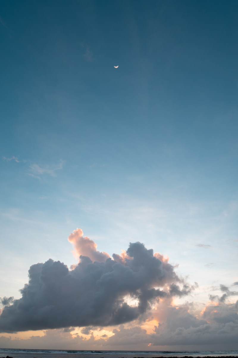 月亮在白天|cloudscape,一天,云,光明,多云,多彩,天堂,天空,户外,景区,月亮,环境,现场,白天,自然,蓝色,蓝色的天空,阳光,颜色,风,风景,高-海量高质量免版权图片素材-设计师素材-摄影图片-mitapix-美塔图像