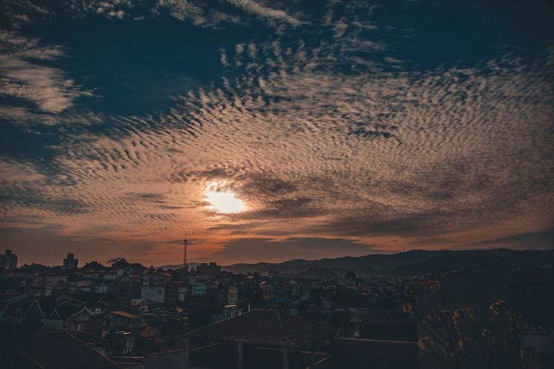 镇风景看法在黎明期间的-cloudscape,云量,和平,城市,多云,太阳,宁静,戏剧,户外,日出,日落,景区,暗,波云,田园,风景,黄昏,黎明-海量高质量免版权图片素材-设计师素材-摄影图片-mitapix-美塔图像