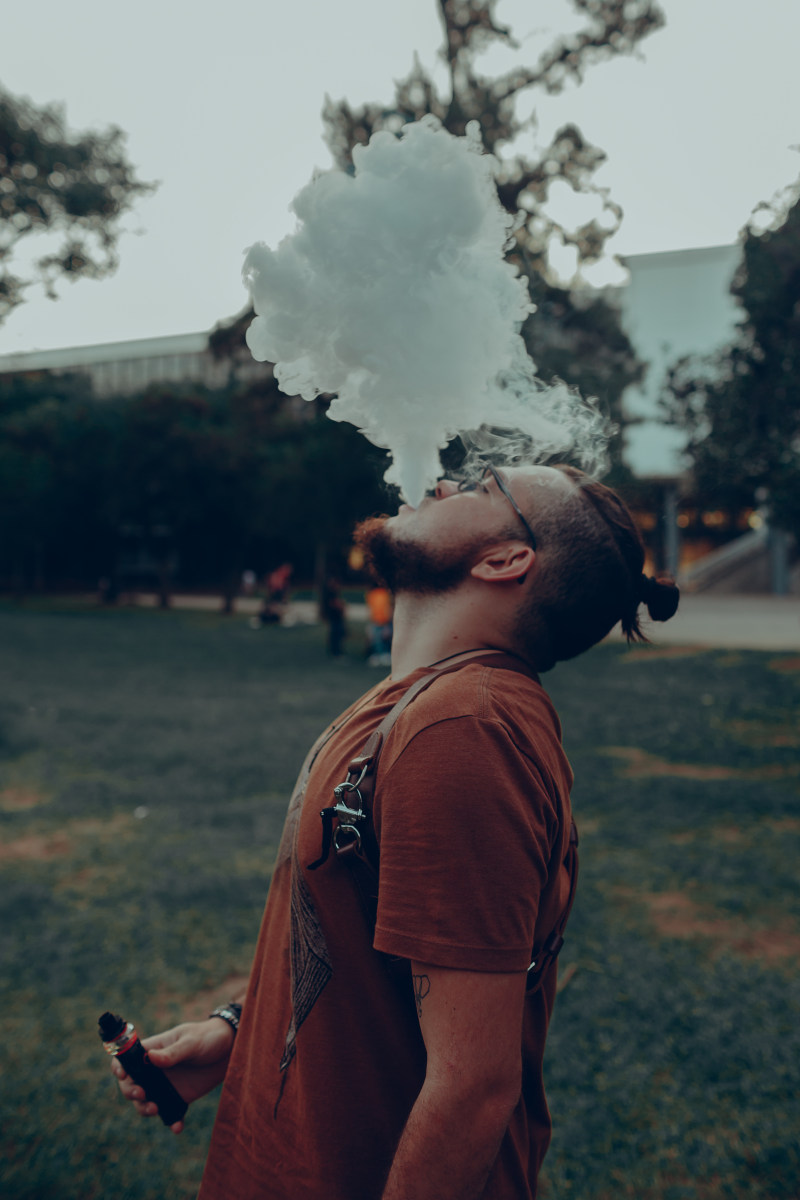 人Vaping照片-Vaping,之一,休闲,侧视图,发型,吸烟,吸烟者,头发,常规,户外,景深,模糊,浅焦点,烟,烟雾摄影,男性,胡子,蒸气,面部毛发-海量高质量免版权图片素材-设计师素材-摄影图片-mitapix-美塔图像